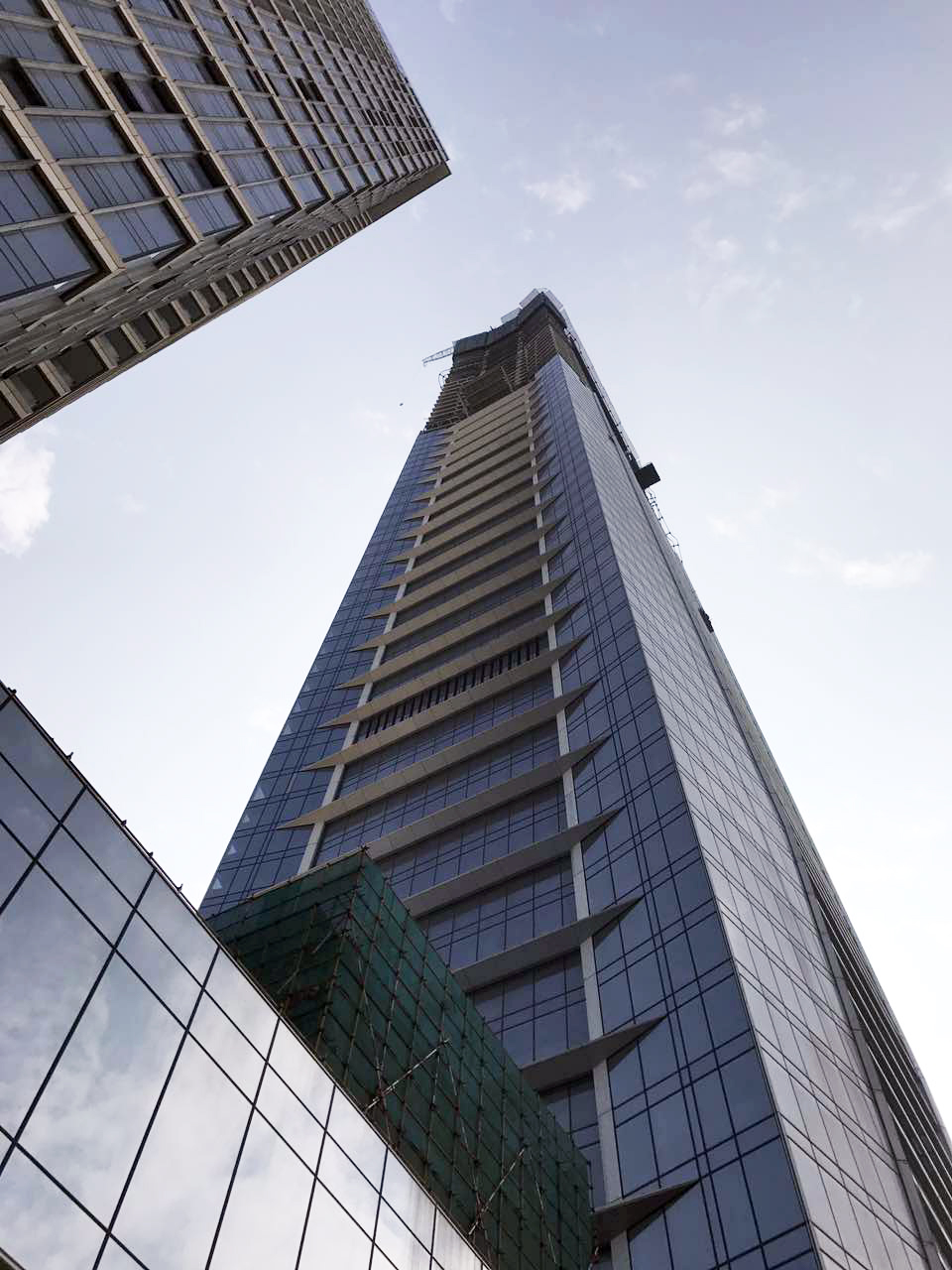 陽極氧化鋁板與氟碳鋁板的特點(diǎn)比較