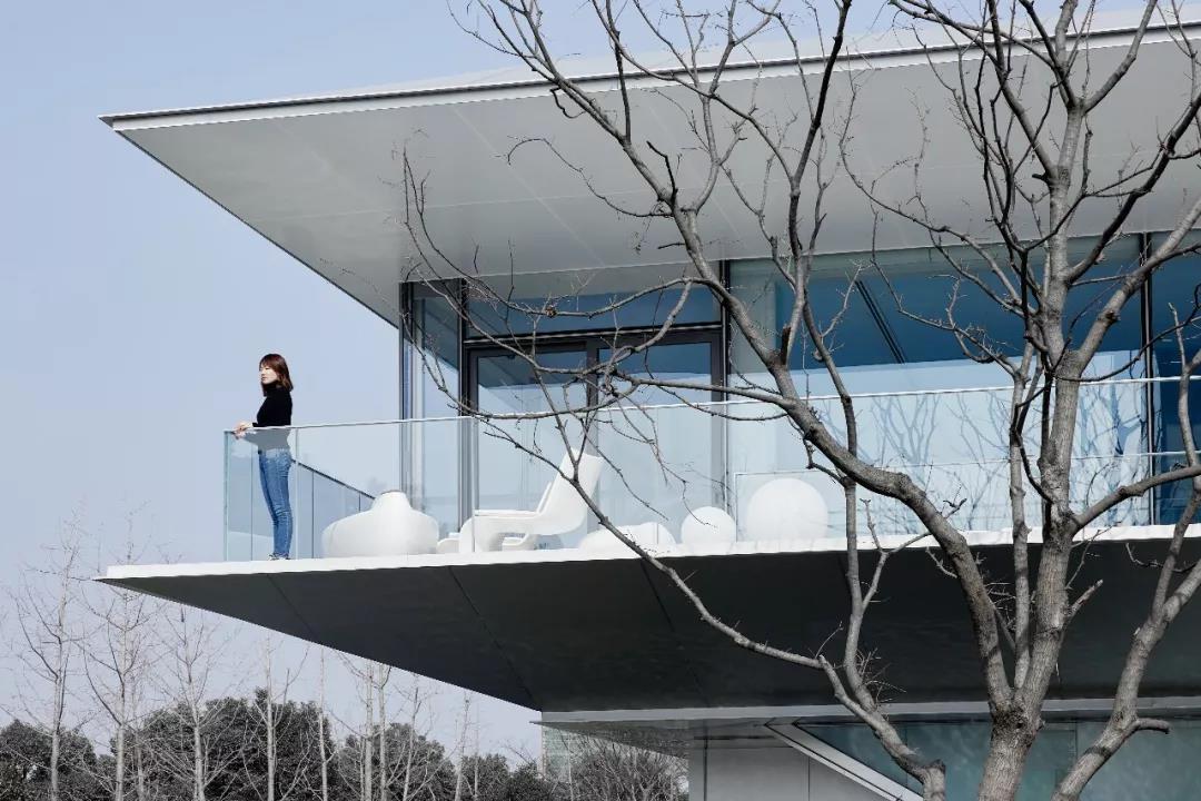 采用氧化鋁幕墻，保證陽臺穩固無憂