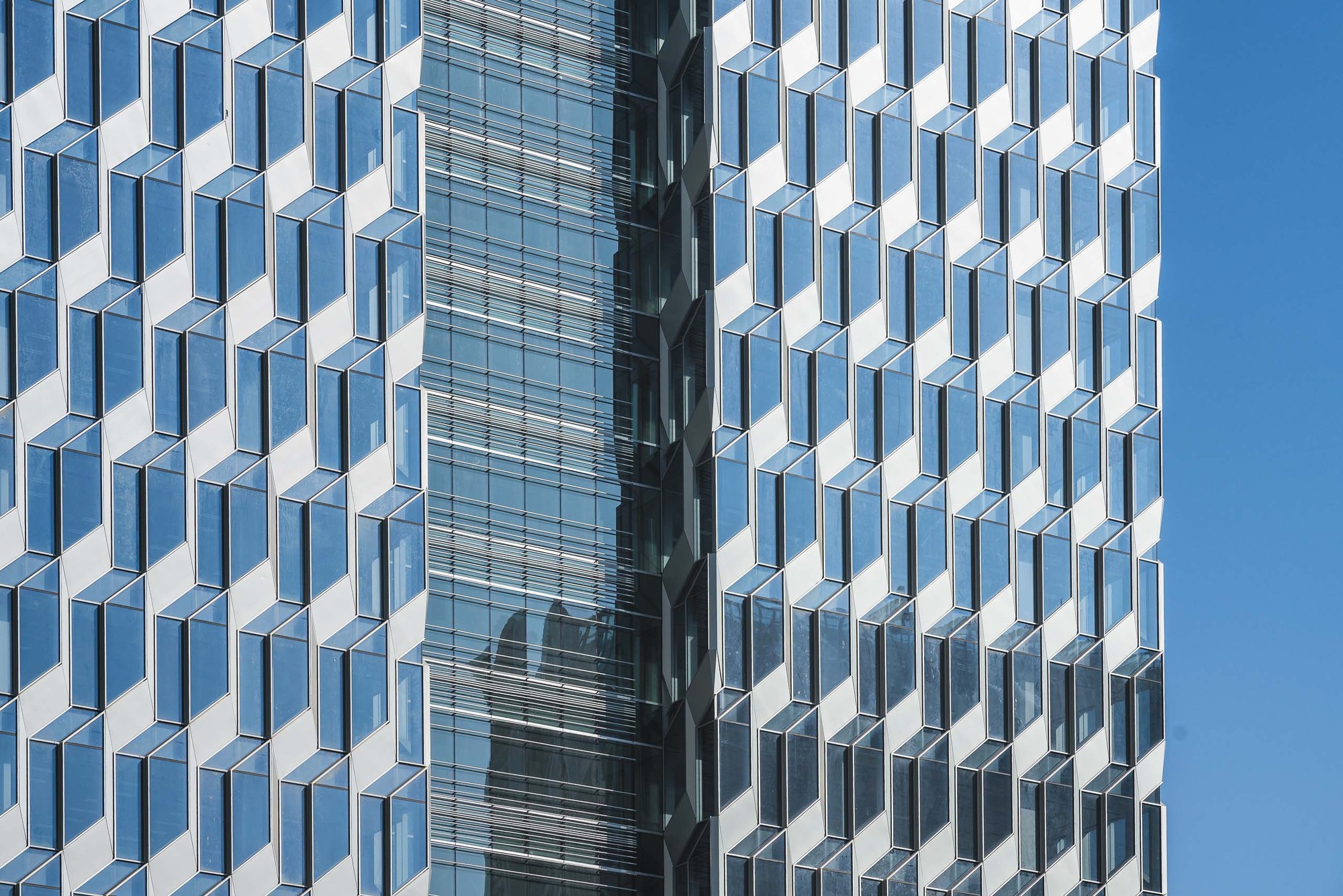 采用拉絲氧化鋁板，制作精美門窗更美觀