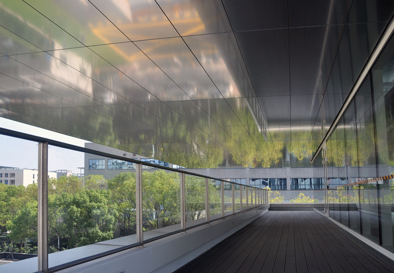 采用氧化鋁單板做室內(nèi)吊頂，好看又耐用